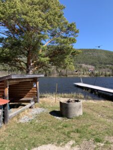 Vindskydd med eldstad