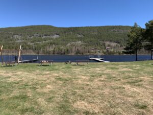 Stor gräsmatta för picknick, avkoppling och lek